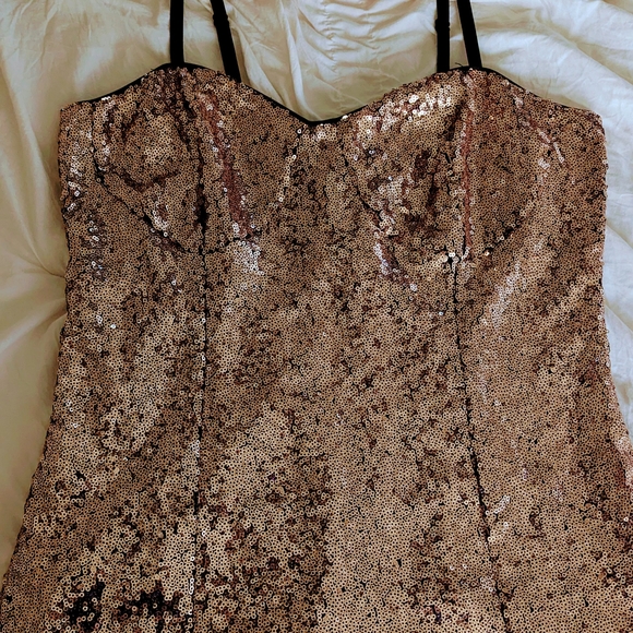 VENUS Sequin Tank Top in Gold and Black - Picture 1 of 2